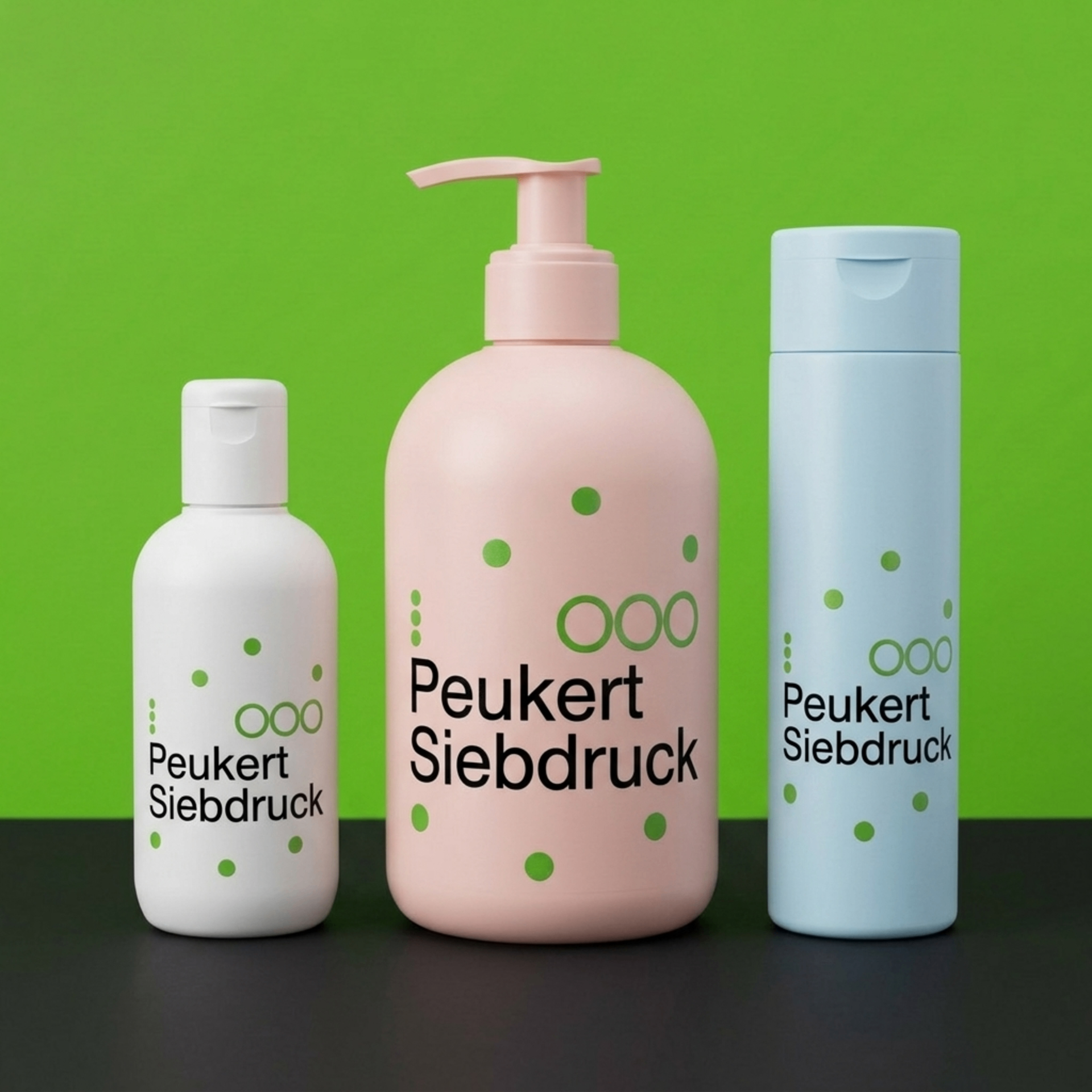 Drei Kosmetikflaschen in Weiß, Rosa und Hellblau mit grünem Peukert-Siebdruck-Logo vor grünem Hintergrund