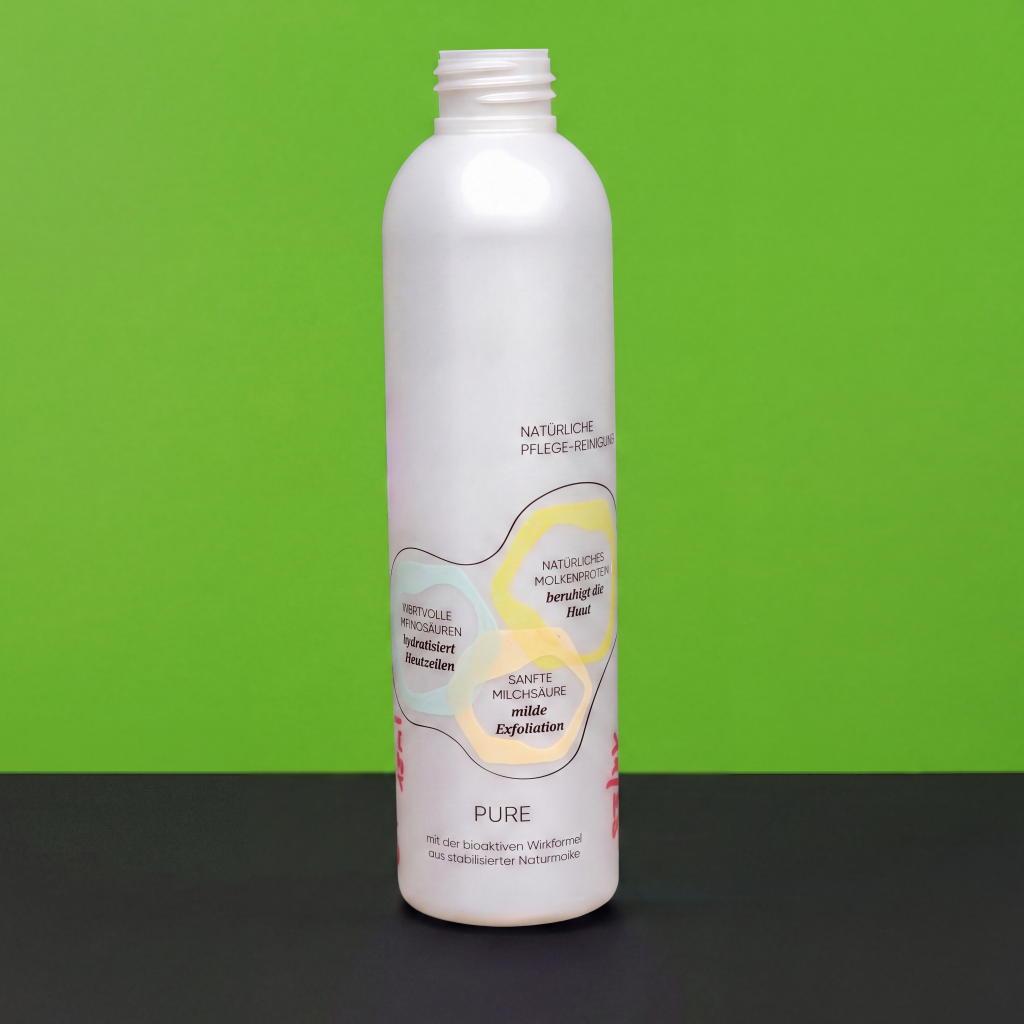Weiße Kunststoffflasche mit mehrfarbigem Siebdruck vor grünem Hintergrund